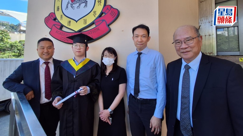 張祖謙(左二)在英國高考獲得佳績,除了他自身的努力,學校也為他提供多方面的支援。右起為孔聖堂禮仁書院校長楊永漢、生物科主任甘家俊、其母親張太,左一為該校副校長何柏欣。歐文瀚攝
