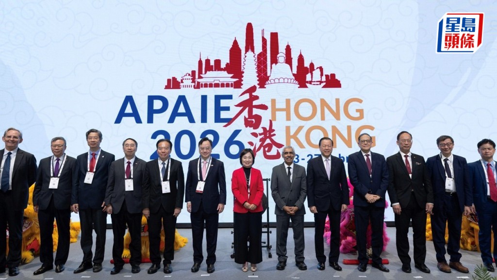 盧煜明（左六）撰文回顧今屆APAIE年會暨展覽時，相信年會有助全世界展示香港完善高等教育體系的獨特競爭優勢。圖為一眾與會嘉賓在今屆APAIE年會暨展覽開幕禮上合照。中大提供