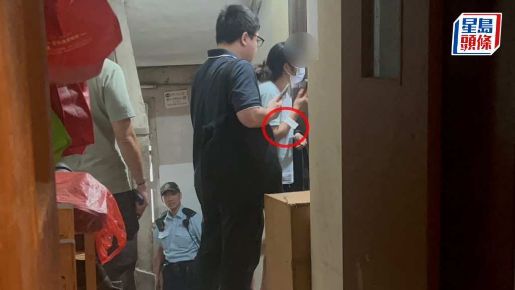 女事主手缠医院手带返回案发现场助查。杨伟亨摄