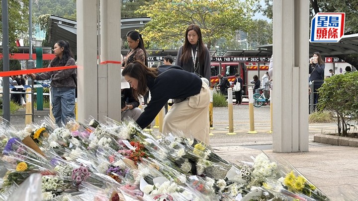 大批市民獻花悼念。梁國峰攝