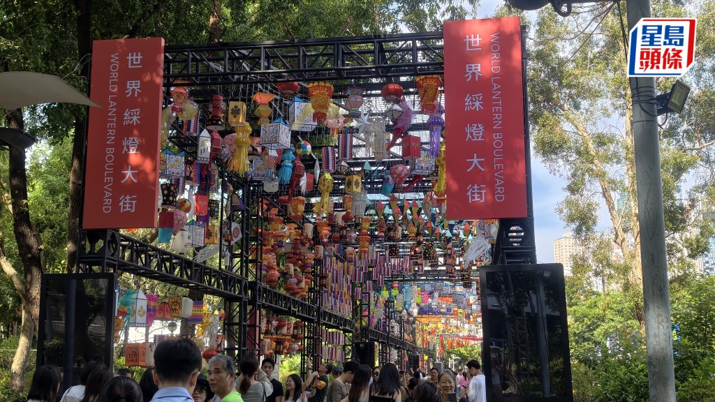 中秋节｜维园首办「国际中秋彩灯汇」 吸引市民及中外旅客朝圣 荷兰游客赞扬装饰阵容十分壮观