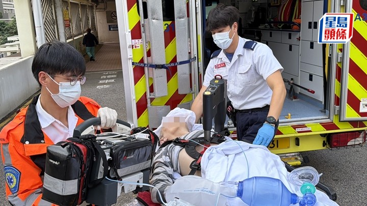 墮海老翁獲送院搶救。梁國峰攝