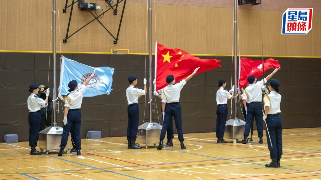浸大學生升旗隊在校內升旗儀式上升掛中華人民共和國國旗、香港特別行政區區旗及浸大校旗。浸大提供