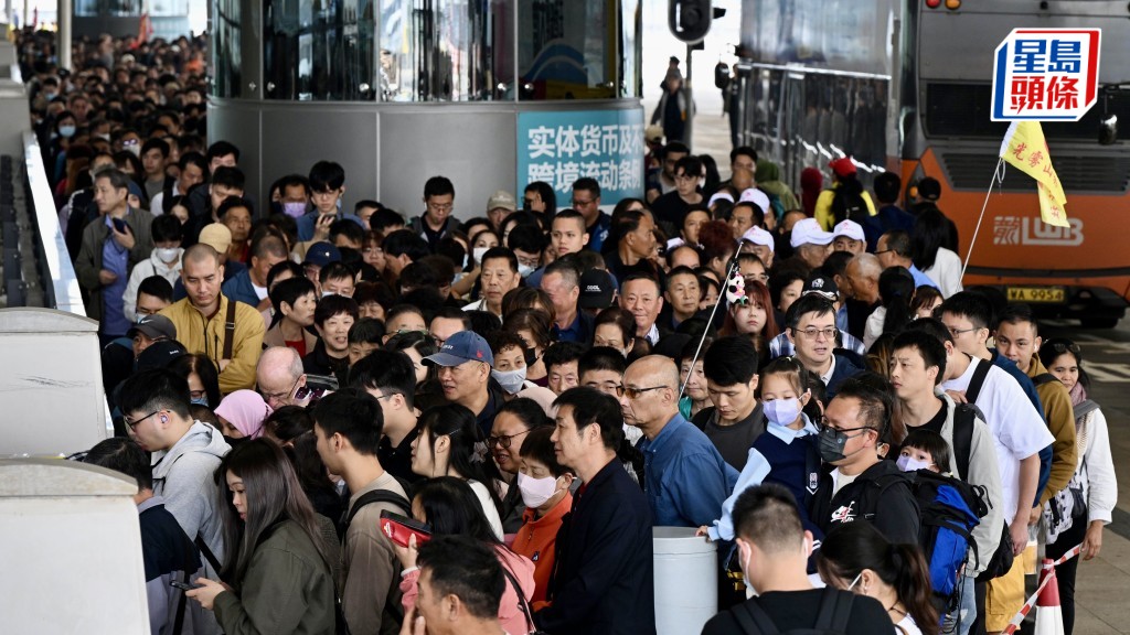 港珠澳大橋封閉後下午重開 香港口岸逼爆大打蛇餅 旅客未料及封路逾千人排隊等過關