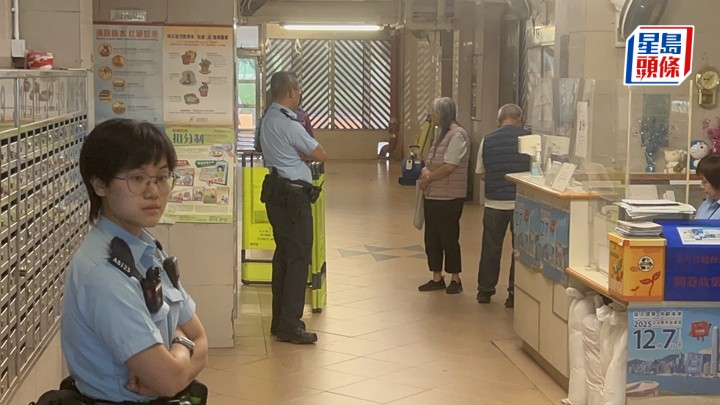 警員在涉事大廈內調查。楊偉亨攝