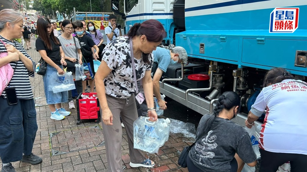 筲箕灣爆水管｜水務署部署10水車100水箱應急 傍晚續有大批居民輪候