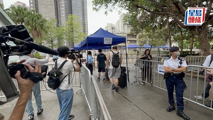 宏建閣居民上樓執拾。楊偉亨攝