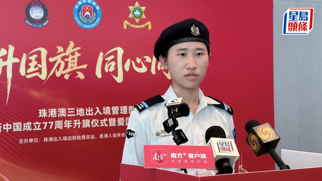 香港學生黃焯珩指，看著國旗徐徐升起時，心中充滿了自豪與感動。