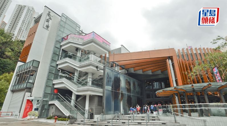 男事主由高山剧场堕下当场不治。