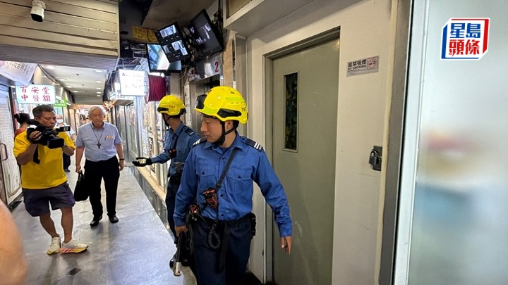 消防在佐敦百安大廈救援。梁國峰攝