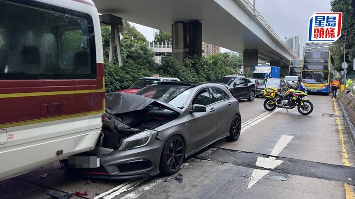 平治撞向穿梭小巴的車尾。梁國峰攝