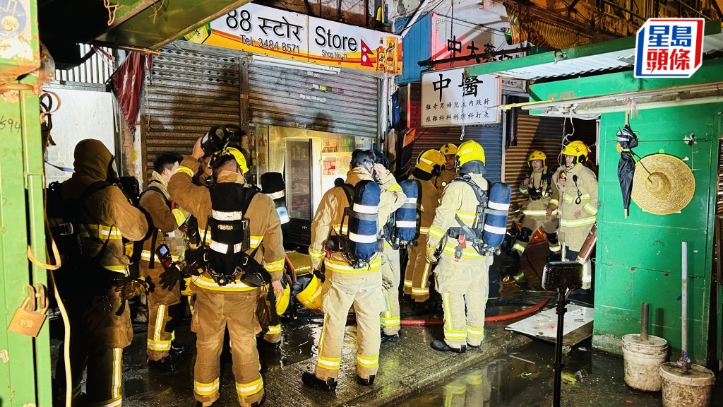 油麻地尼泊爾雜物店冒煙，消防開喉救熄無人受傷。蔡楚輝攝