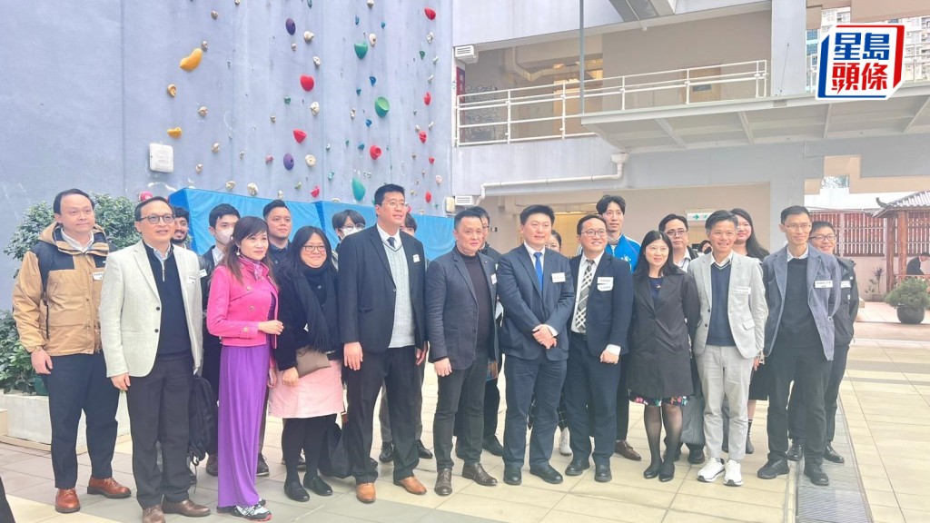 兩名教育界候選人與一眾教育界人士合照。佘丹薇攝