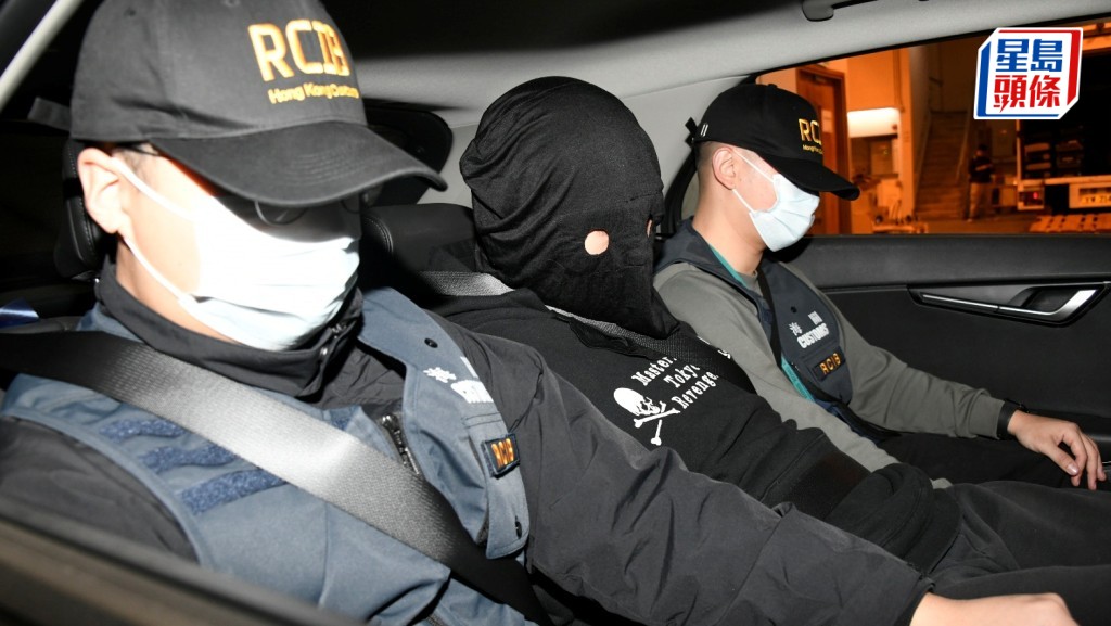 被捕男子被帶署調查。楊偉亨攝