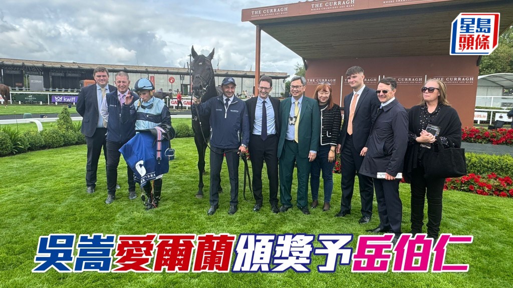 吳嵩與「香港育馬者聯盟錦標」勝出頭馬的練馬師岳伯仁及馬主Paul Smith合照。(相片來源:馬主吳嵩提供)