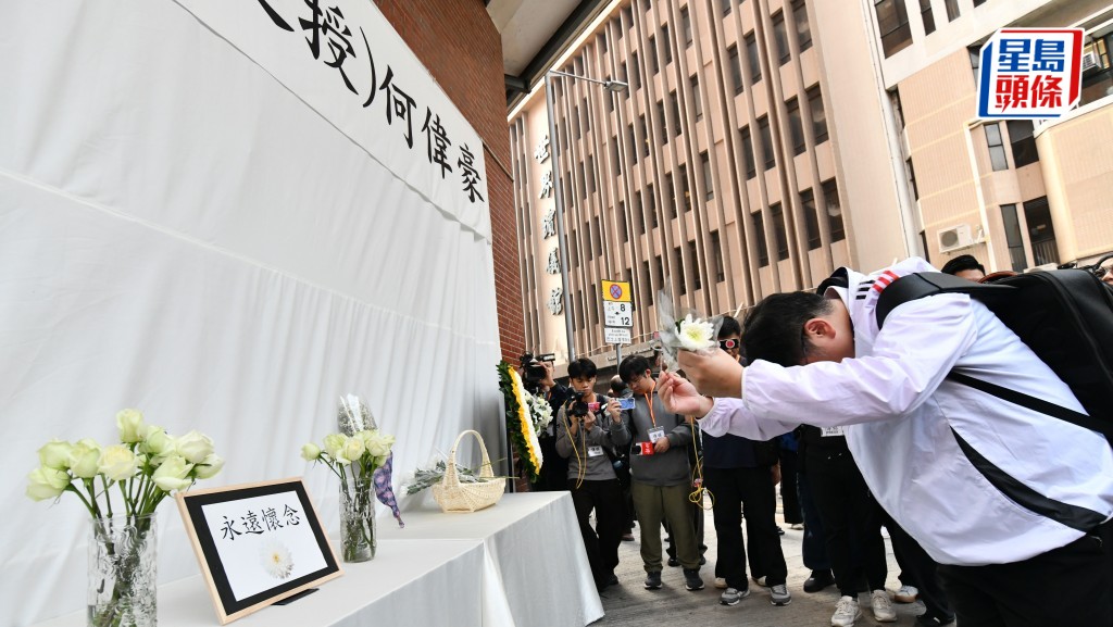 市民向何偉豪獻花致敬。盧江球攝