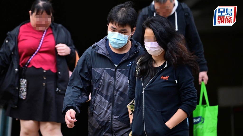 被告吳啟正（藍色口罩）錄影會面時稱，與X性交因「寂寞孤單」。資料圖片