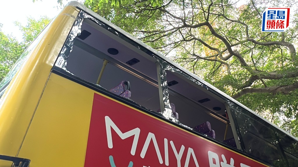 城巴兩塊玻璃窗被撞爛。劉漢權攝