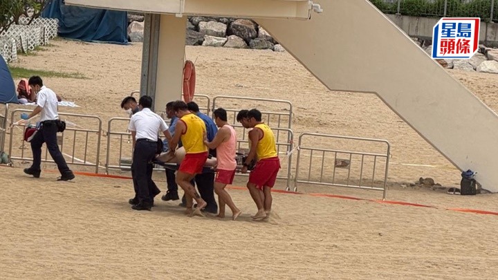 男泳客獲救後送院。 讀者提供
