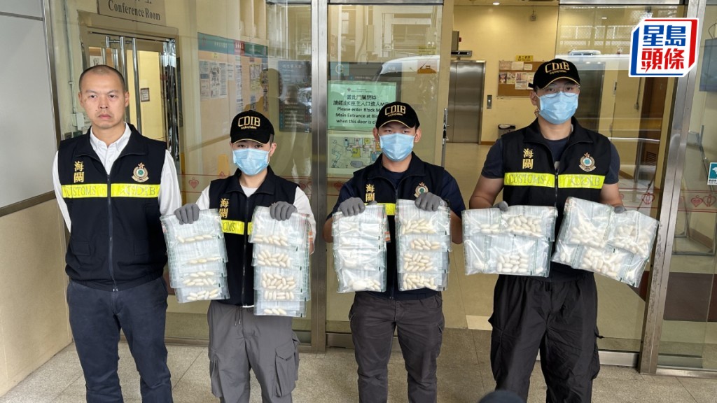 香港海關於前日(12月3日)在機場偵破一宗涉及兩名旅客的體內藏毒案件。蔡楚輝攝