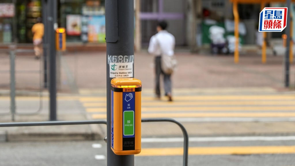 運輸署上月起陸續在全港約2000個路口，換上新一代的電子行人過路發聲裝置。何家豪攝