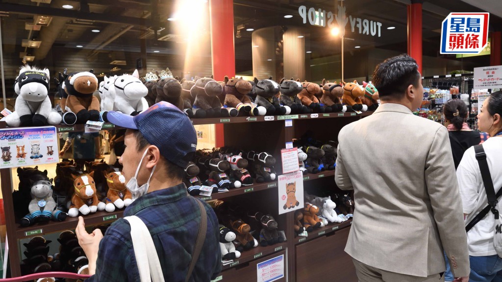 场内的精品店十分热闹。