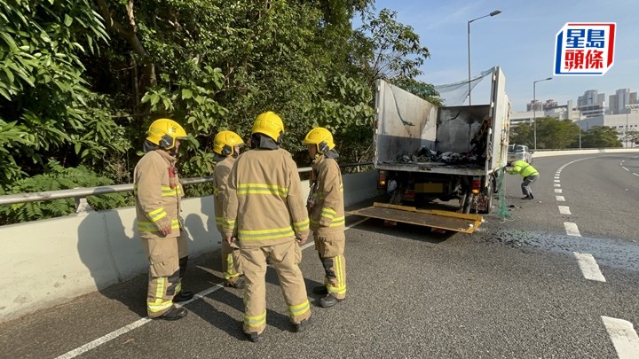 貨車貨斗起火，消防員到場將火救熄。楊偉亨攝