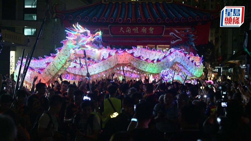 大角咀廟會開鑼逾1000人參與,晚上有夜光龍表演。陳浩元攝