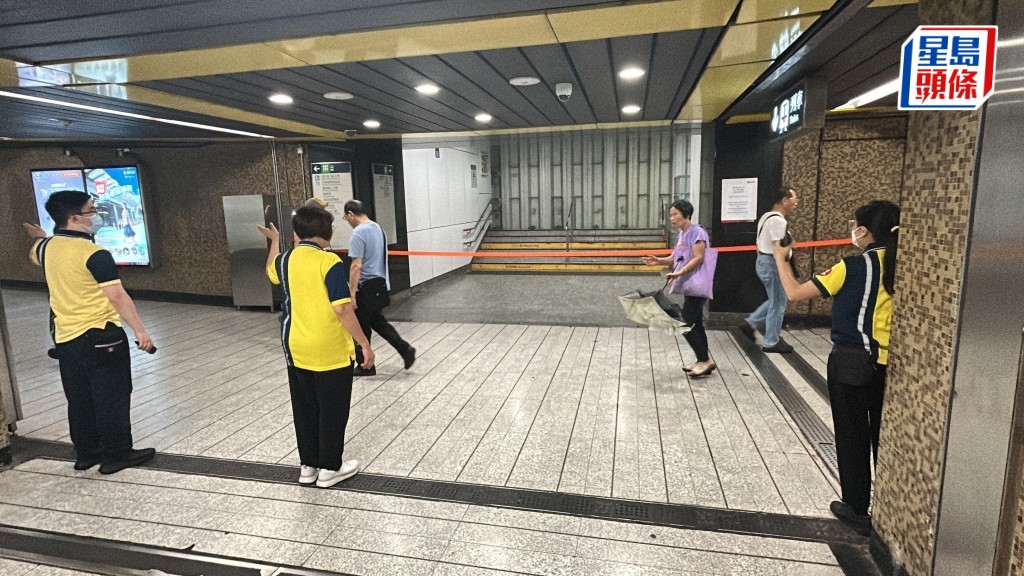 黃大仙站B3出口,會暫時關閉作防護措施,港鐵職員嚴陣以待。林思明攝