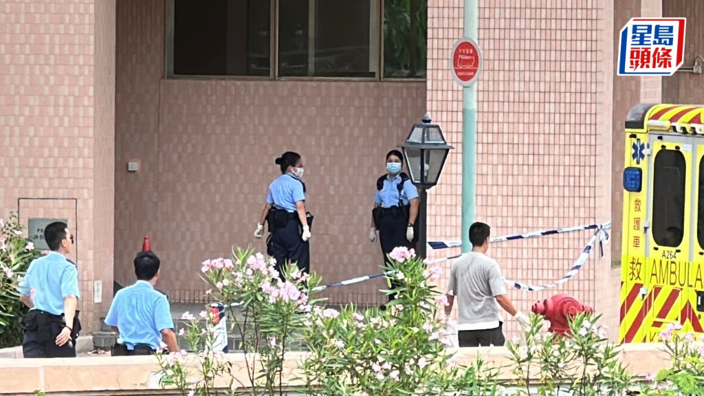 屍體由綠色帳篷遮蓋，警員在場調查。劉漢權攝