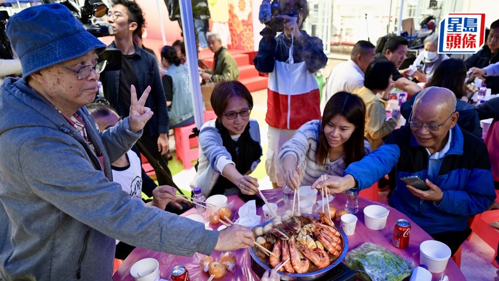 國際獅子會中國港澳303區舉辦新春盆菜宴，招待暫住於過渡性房屋的大埔宏福苑居民。