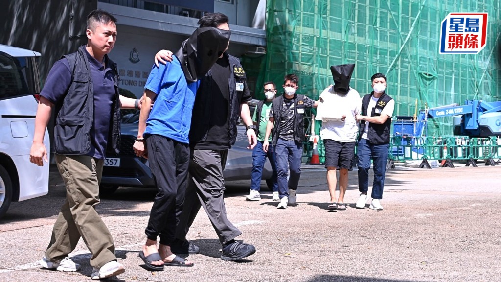 兩名被捕男子帶署調查。蔡楚輝攝