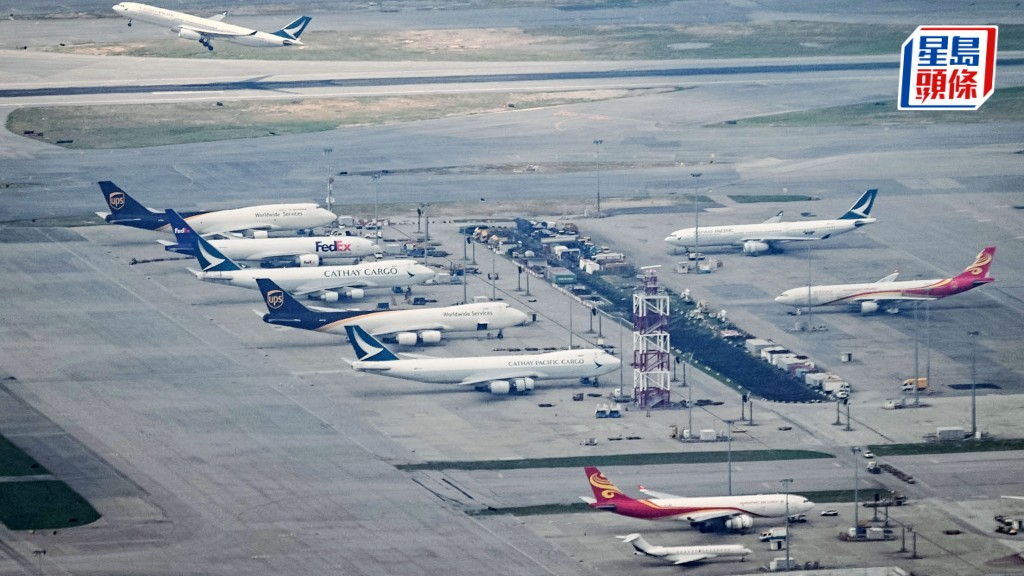 近期航空燃油價格稍為回落，數家本地航空公司已兩度下調貨運燃油附加費。資料圖片