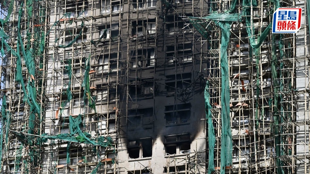 宏福苑五級火︱居民投訴後樓梯玻璃窗被改作木板礙逃生  房屋局 : 正聯同執法部門調查。資料圖片