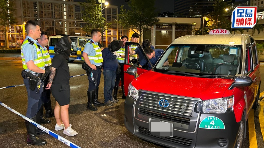 牛頭角的士遇路障急切線避查 車內檢毒品 司機涉毒駕與男乘客同被捕。蔡楚輝攝