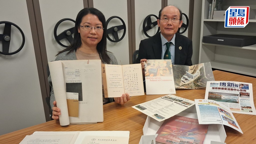 鄭世福（右）及俞慧思（左）一同協助恒大成立「大學檔案及特藏組」，收集了不少大學歷史相關的珍貴資料及物品。歐文瀚攝