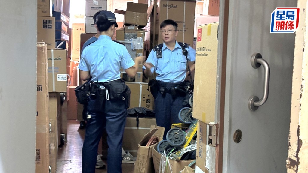 警員到被爆竊單位調查。梁國峰攝