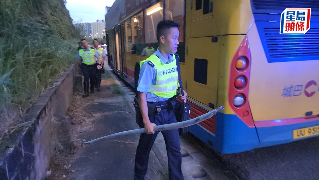 警方調查後，拘捕一名43歲貨車司機涉危駕。警員現場檢獲一支約 1.5米長鐵通。黃文威攝
