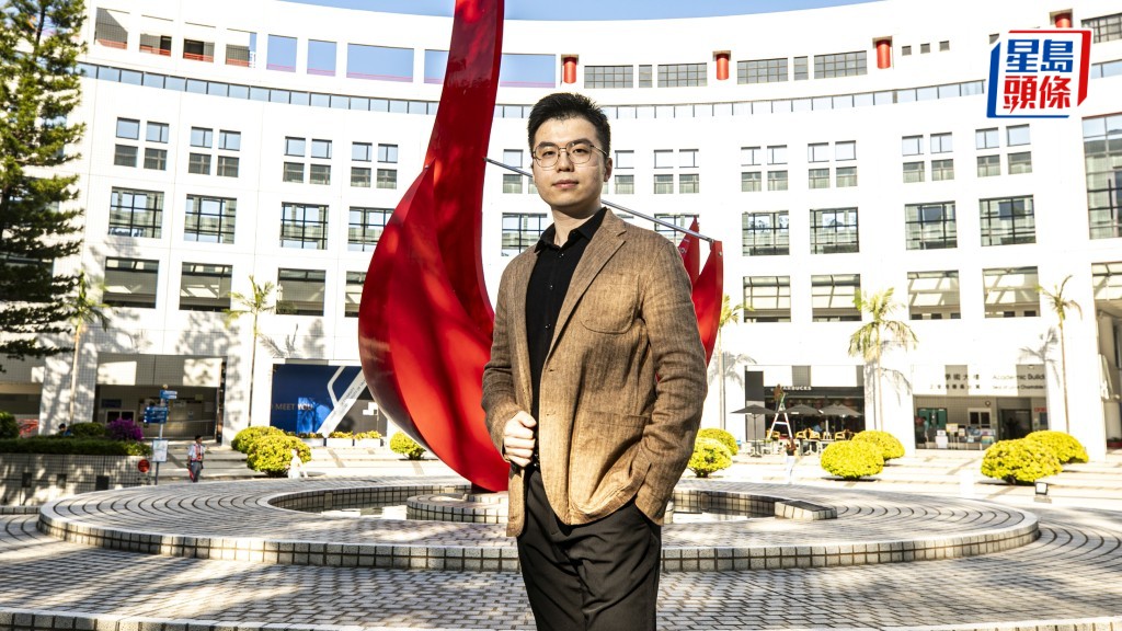 科技大學電子及計算機工程學系助理教授楊岩松與團隊成功研發全新的晶片架構，大幅提升智能電話內微型聲學器件的承載能力。資料圖片