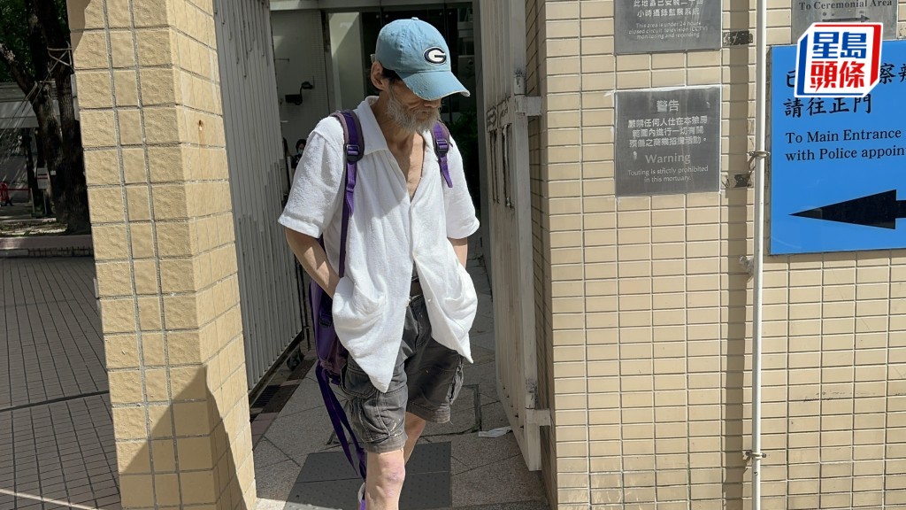 唐佳男親友今早到葵涌殮房認屍。梁國峰攝