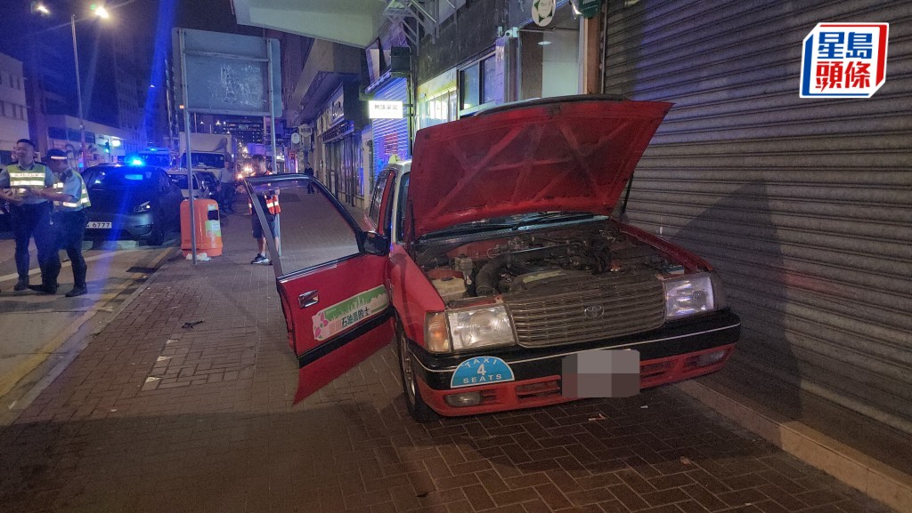 的士倒車失控撞向鐵閘,車門損毀。黎志偉攝