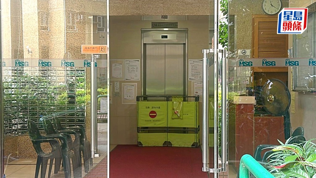 康盛花園第五座因爆消防喉水浸升降機，一度停用三部升降機，令居民上落大感不便。劉漢權攝