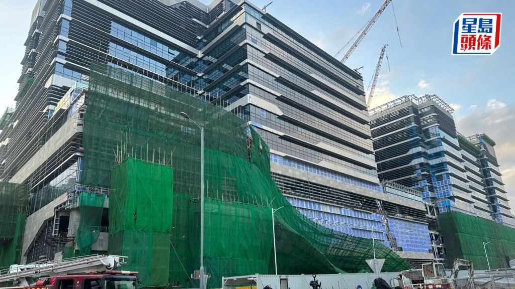 周一啟德醫院地盤發生棚架倒塌,導致11名工人受傷。資料圖片