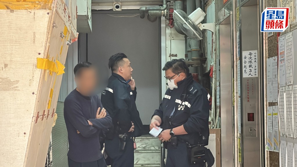 男事主(圖左一)在場協查。劉漢權攝