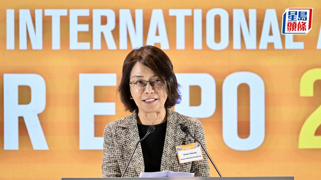 張李佳蕙指,儘管全球面對貿易戰、地緣政治局勢動盪等問題,機管局對香港航空業未來充滿信心。劉駿軒攝