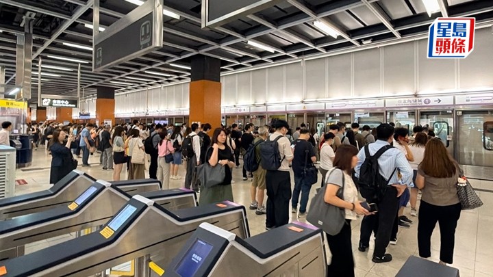 今早寶琳站有列車故障，該站至坑口站服務一度暫停。梁國峰攝