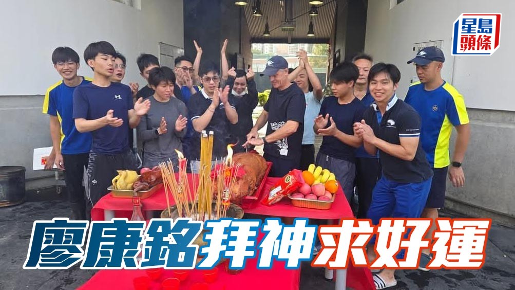廖康銘日前在其社交平台分享在奧運馬房拜神,副練黃裕亨以及一眾馬房員工均逐一誠心上香拜神,祈求人馬平安,頭馬陸續來。相片來源:廖康銘Facebook