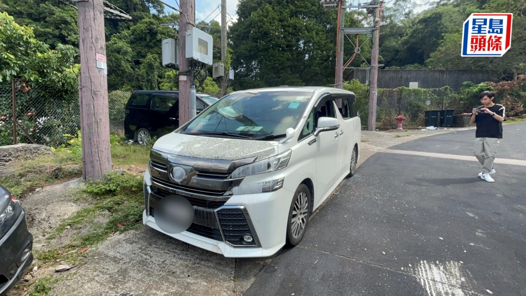 七人車遭打爆車窗,淋起漆水及紅油。林思明攝