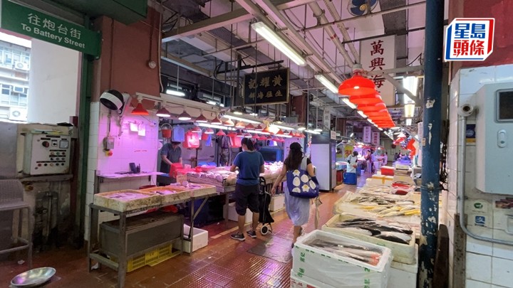 油麻地街市海鮮檔發生血案，男子被檔主揮刀斬傷。蔡楚輝攝