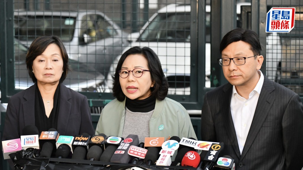 民政及青年事務局局長麥美娟(中)。